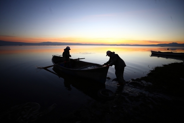 Suğla Gölü'ndeki balıkçıların en büyük yardımcısı eşleri! 2