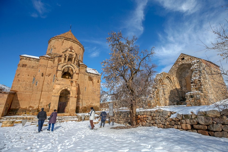 Akdamar Adası  bembeyaz görüntüsüyle büyülüyor 2