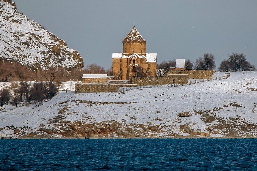 Akdamar Adası  bembeyaz görüntüsüyle büyülüyor 4