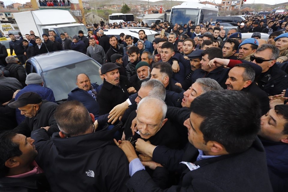 Kılıçdaroğlu'na şehit cenazesinde saldırı 2