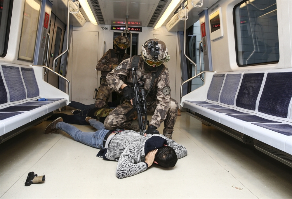 Özel Harekat'tan metroda nefes kesen tatbikat 9