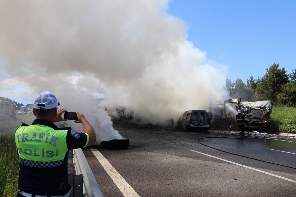 TEM'de zincirleme kaza: Araçlar alev aldı, yol kapandı... 10