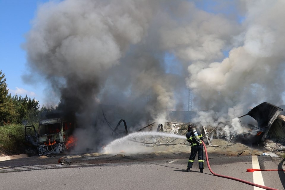 TEM'de zincirleme kaza: Araçlar alev aldı, yol kapandı... 13