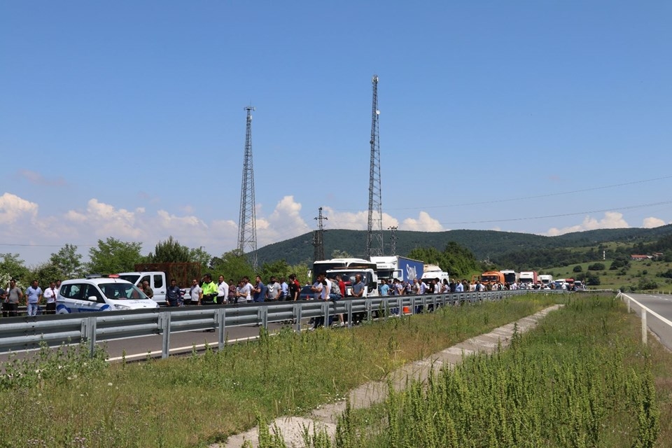 TEM'de zincirleme kaza: Araçlar alev aldı, yol kapandı... 14