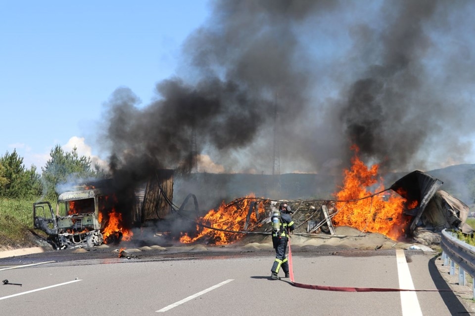 TEM'de zincirleme kaza: Araçlar alev aldı, yol kapandı... 15