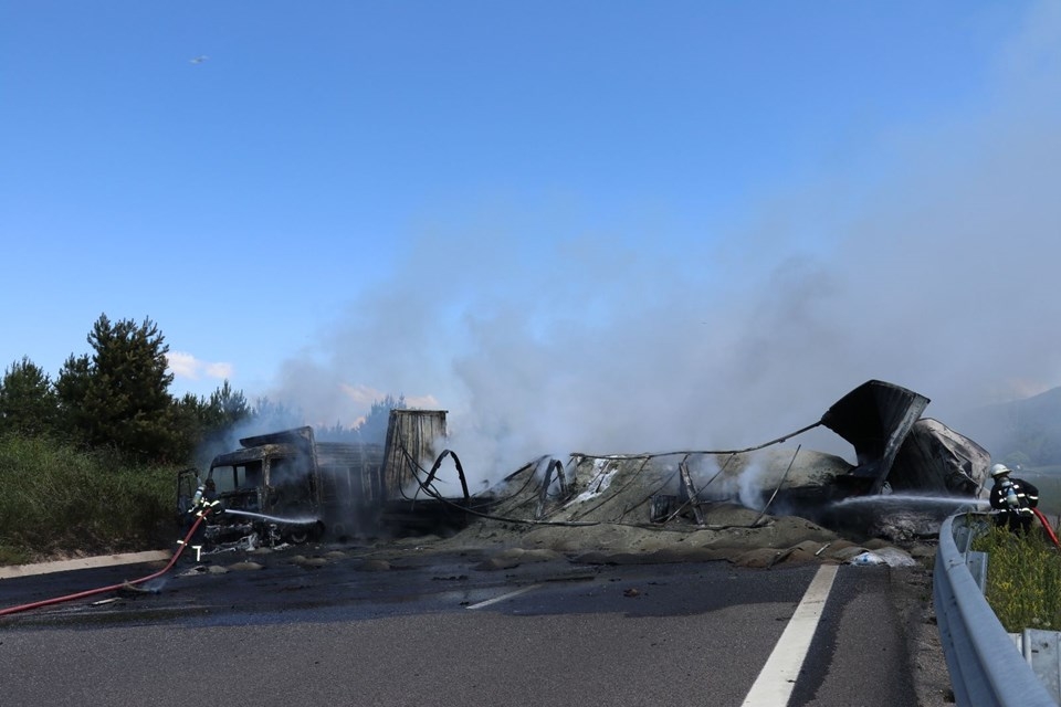 TEM'de zincirleme kaza: Araçlar alev aldı, yol kapandı... 18