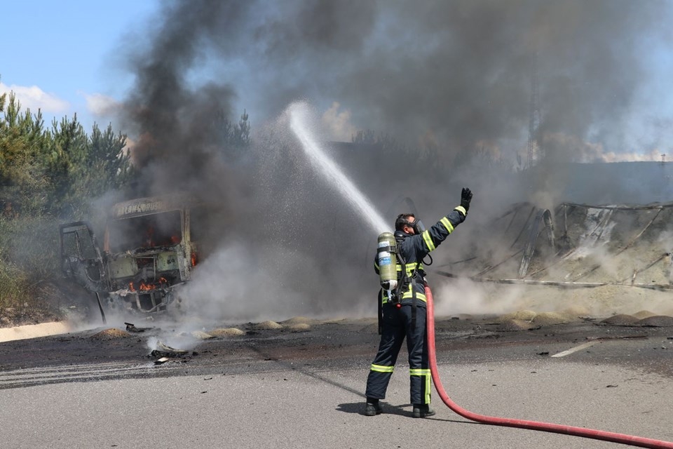 TEM'de zincirleme kaza: Araçlar alev aldı, yol kapandı... 19