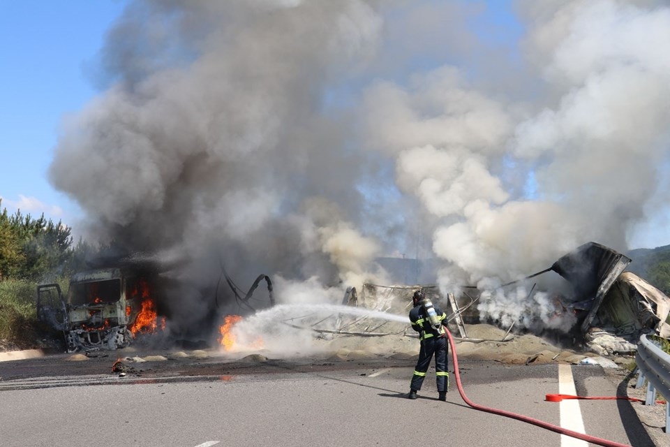 TEM'de zincirleme kaza: Araçlar alev aldı, yol kapandı... 20