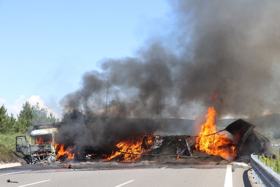 TEM'de zincirleme kaza: Araçlar alev aldı, yol kapandı... 21
