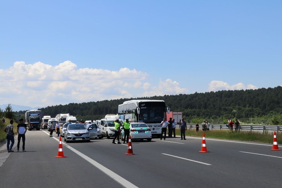 TEM'de zincirleme kaza: Araçlar alev aldı, yol kapandı... 23