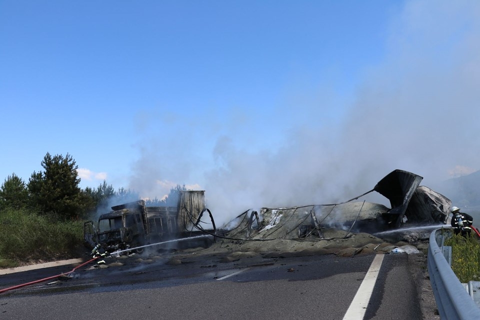 TEM'de zincirleme kaza: Araçlar alev aldı, yol kapandı... 5