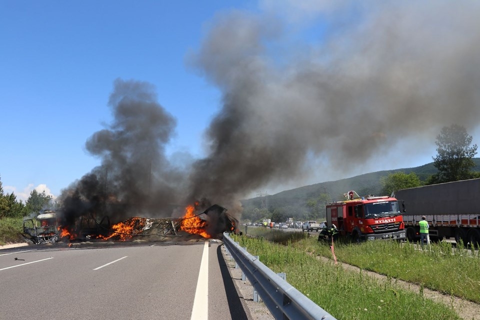 TEM'de zincirleme kaza: Araçlar alev aldı, yol kapandı... 8