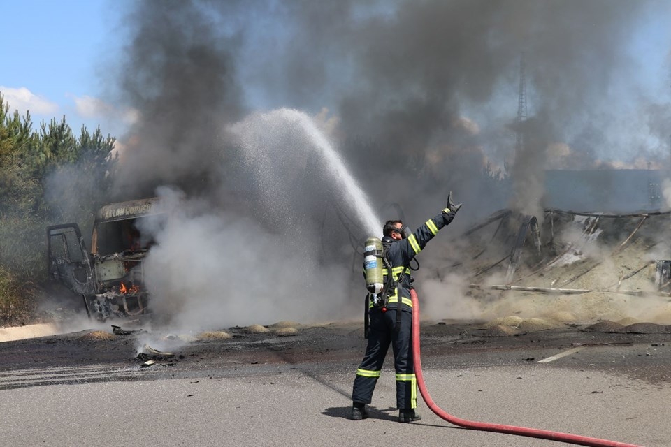 TEM'de zincirleme kaza: Araçlar alev aldı, yol kapandı... 9