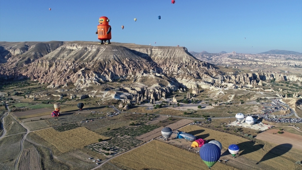 Figürlü balonlar peribacaları arasında uçtu 13