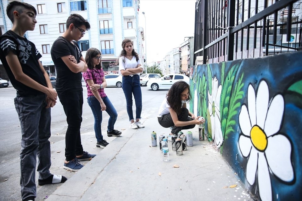 Esenyurt'un duvarları ve öğrencilerin hayatları grafitiyle renkleni 13