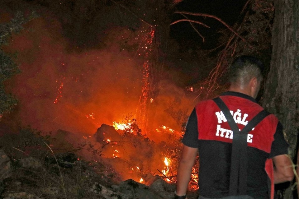 Muğla'daki orman yangını! 18 saat sonra kontrol altına alındı 23