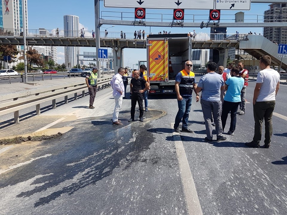 İstanbul'da D-100 Karayolu'nda çökme! 11