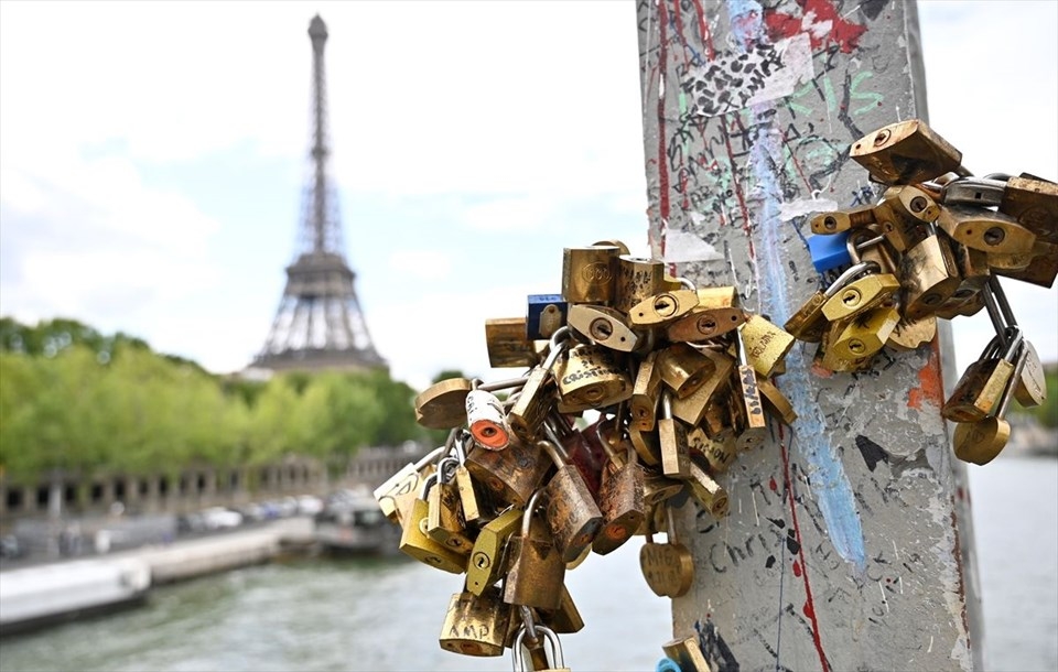 Seine Nehri üzerindeki aşk kilitleri( İşte aşkları için asılan kilitler 1