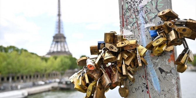 Seine Nehri üzerindeki aşk kilitleri( İşte aşkları için asılan kilitler