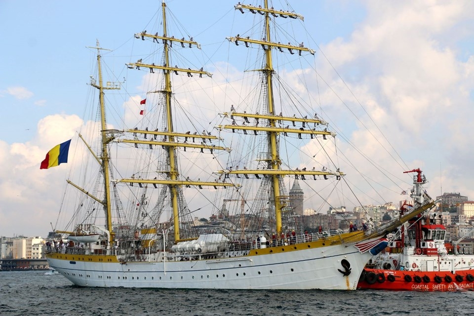 81 yaşındaki gemide İstanbul'u direklerde selamladılar 1