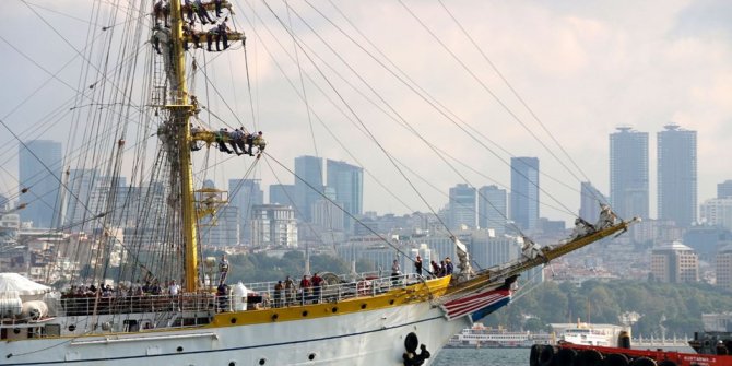 81 yaşındaki gemide İstanbul'u direklerde selamladılar