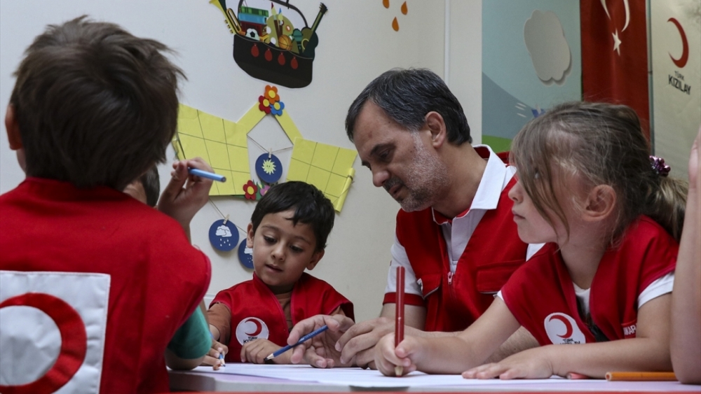 Türk Kızılay bayram öncesinde çocukları sevindirdi 5