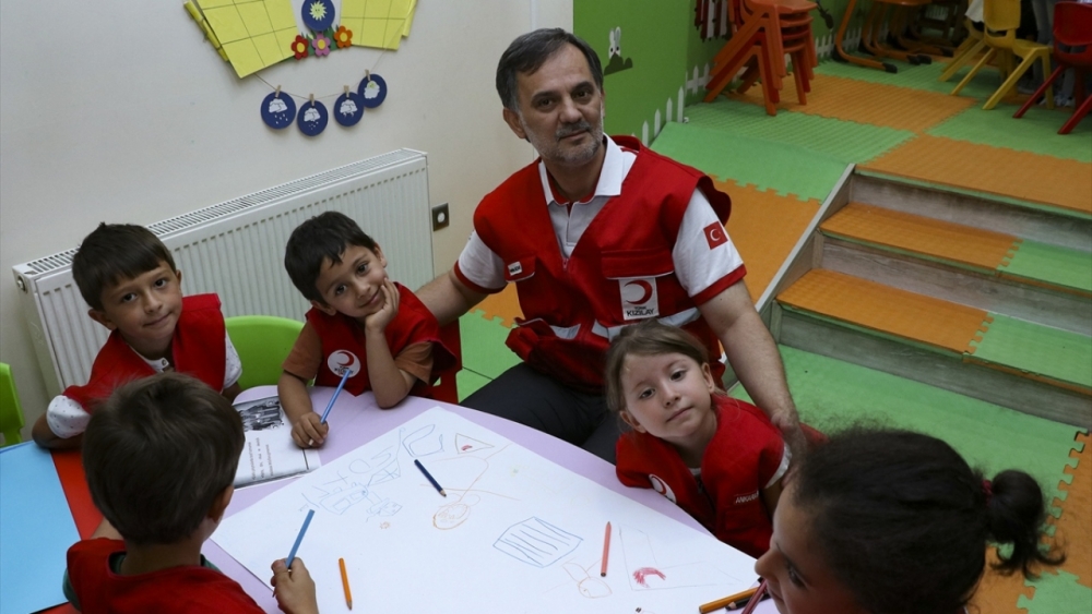 Türk Kızılay bayram öncesinde çocukları sevindirdi 6