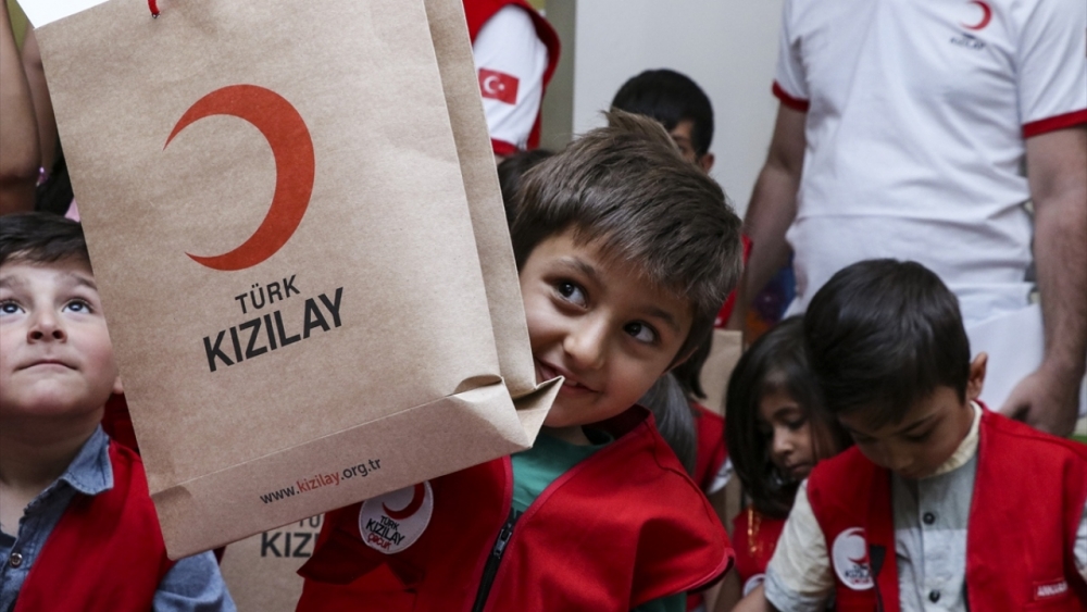 Türk Kızılay bayram öncesinde çocukları sevindirdi 7