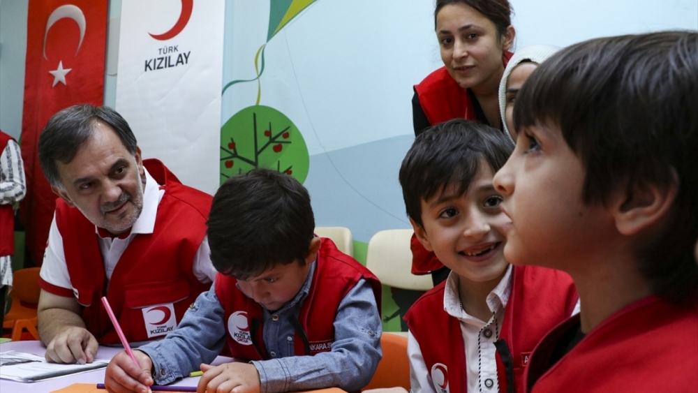 Türk Kızılay bayram öncesinde çocukları sevindirdi 9