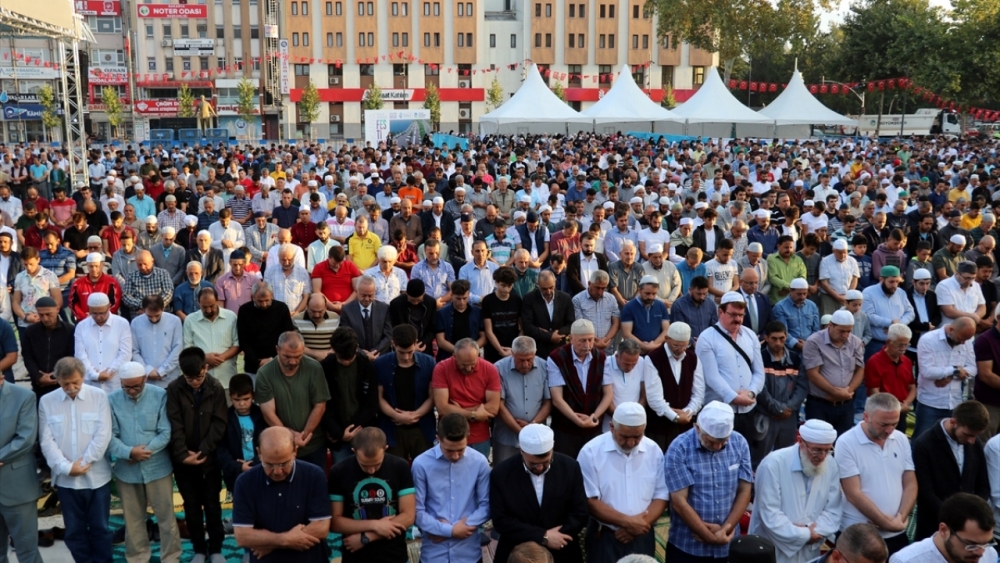 Türkiye'nin ve dünyanın dört bir yanında bayram namazı 12