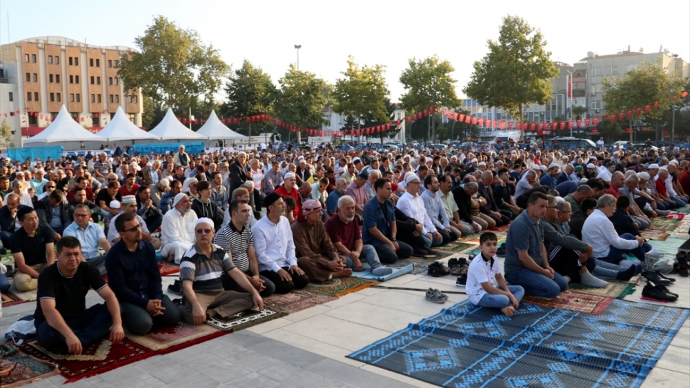Türkiye'nin ve dünyanın dört bir yanında bayram namazı 13