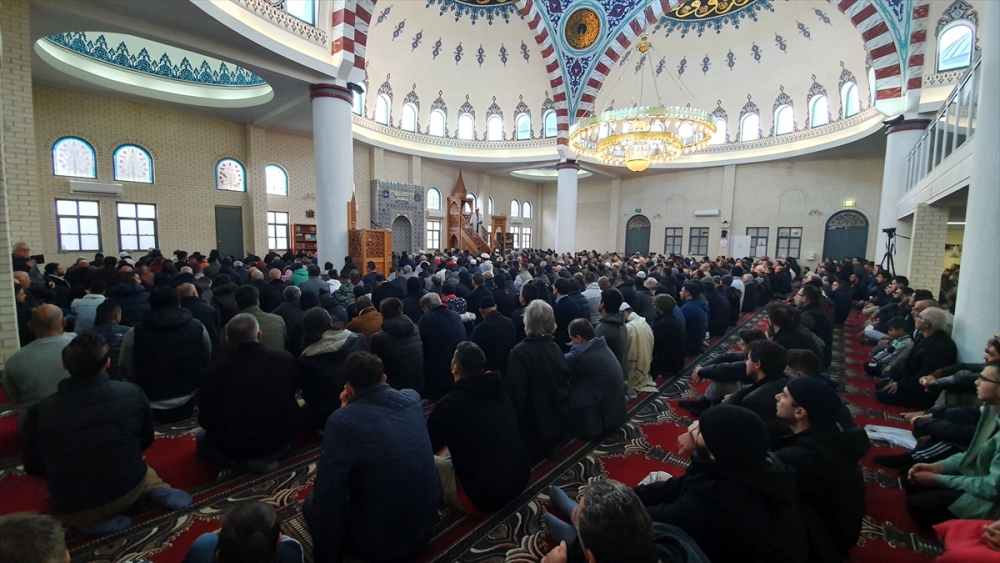 Türkiye'nin ve dünyanın dört bir yanında bayram namazı 19