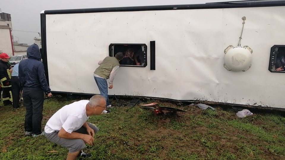 Çanakkale'de yolcu otobüsü devrildi: Yaralılar var/ İlk görüntüler 1