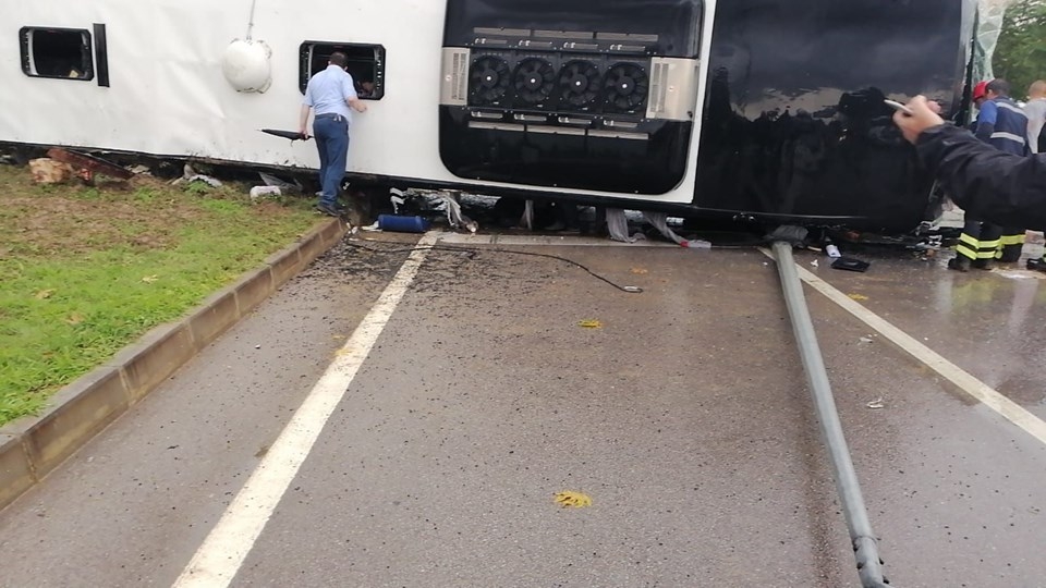 Çanakkale'de yolcu otobüsü devrildi: Yaralılar var/ İlk görüntüler 5