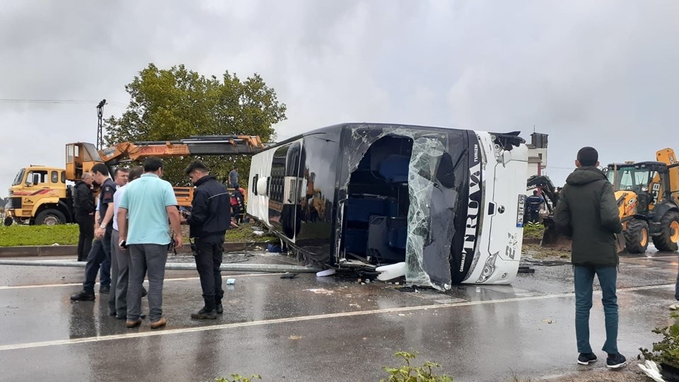 Çanakkale'de yolcu otobüsü devrildi: Yaralılar var/ İlk görüntüler 7