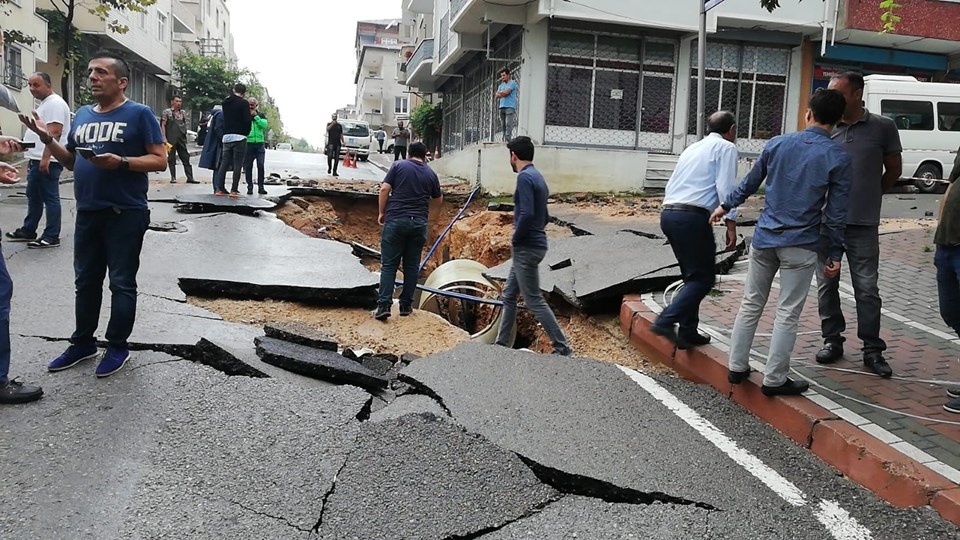 Sağanak Kocaeli'yi  vurdu: Yol çöktü, evleri su bastı 11