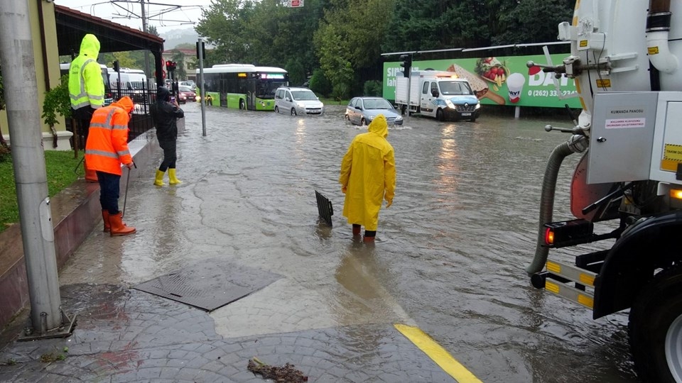 Sağanak Kocaeli'yi  vurdu: Yol çöktü, evleri su bastı 12