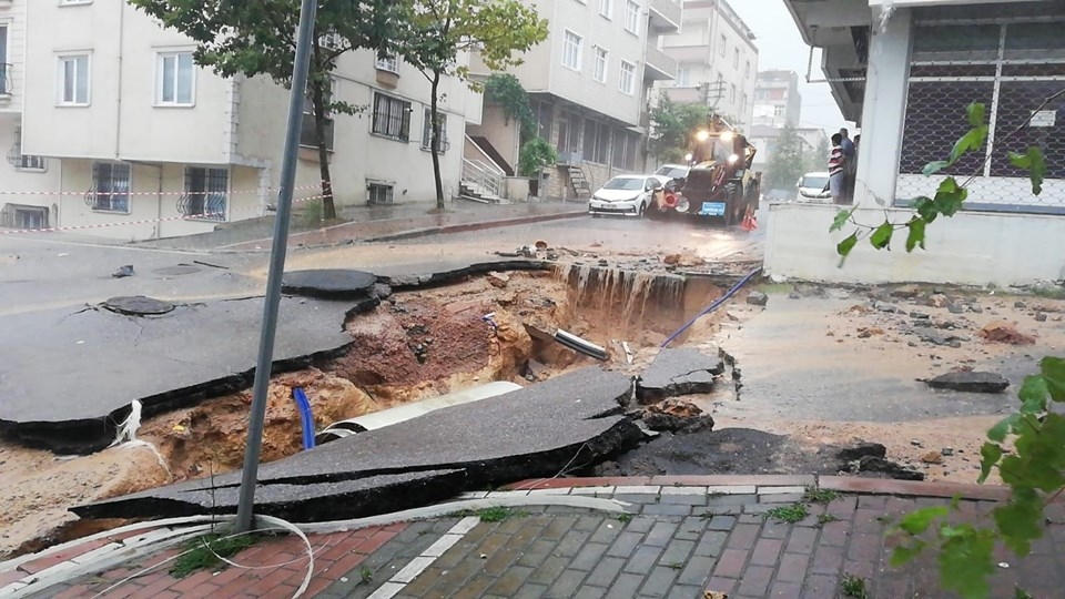 Sağanak Kocaeli'yi  vurdu: Yol çöktü, evleri su bastı 14