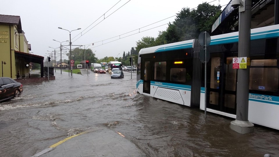 Sağanak Kocaeli'yi  vurdu: Yol çöktü, evleri su bastı 3