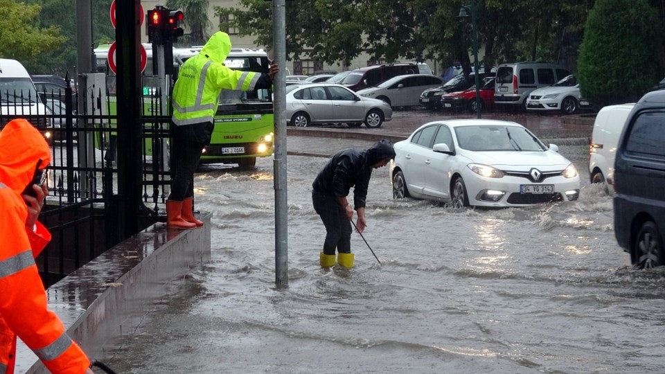 Sağanak Kocaeli'yi  vurdu: Yol çöktü, evleri su bastı 4