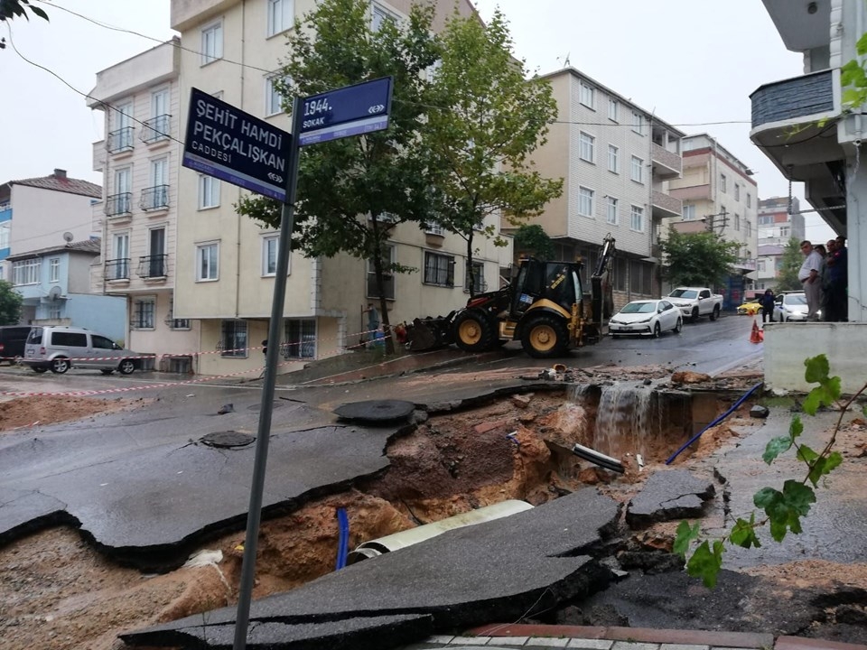 Sağanak Kocaeli'yi  vurdu: Yol çöktü, evleri su bastı 5