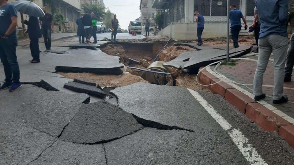 Sağanak Kocaeli'yi  vurdu: Yol çöktü, evleri su bastı 9