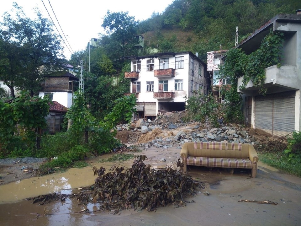 Şiddetli yağış  Trabzon'da hasara yol açtı 1