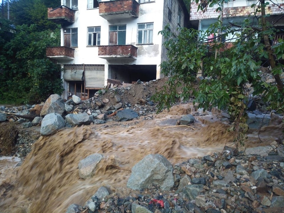 Şiddetli yağış  Trabzon'da hasara yol açtı 2