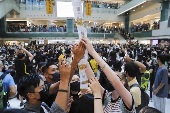 Tansiyon her geçen gün yükseliyor! Eylemciler AVM'yi bastı! 10