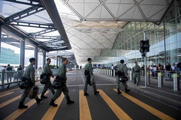 Tansiyon her geçen gün yükseliyor! Eylemciler AVM'yi bastı! 12