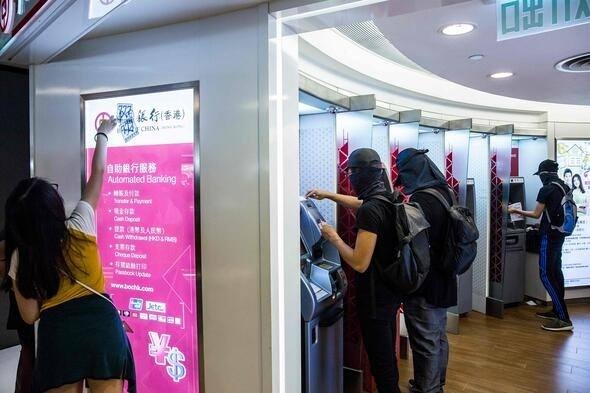 Tansiyon her geçen gün yükseliyor! Eylemciler AVM'yi bastı! 14