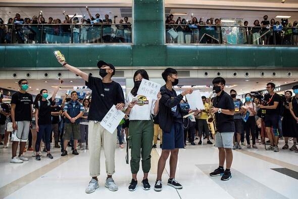 Tansiyon her geçen gün yükseliyor! Eylemciler AVM'yi bastı! 5