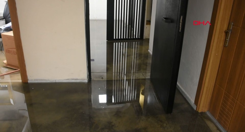 İzmir'de sağanak! Araçlar  yollarda mahsur kaldı. 5