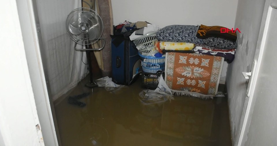 İzmir'de sağanak! Araçlar  yollarda mahsur kaldı. 6